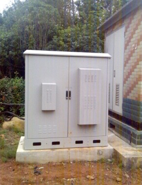 China Outdoor Telecom Enclosure, Network Cabinet, IP55, with Battery and Equipment Compartment supplier